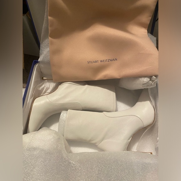 $595 NEW Stuart Weitzman Stretch Bootie in White - Picture 3 of 4